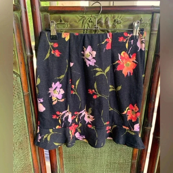 SO JUNIORS ELASTIC WAIST RUFFLE FLOUNCE BLACK FLORAL PRINT MINI SKIRT SIZE SMALL - Picture 1 of 6